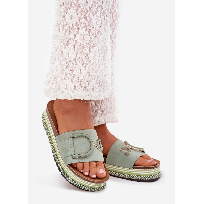 Boto Flip Flip Flip Flip en la plataforma con una decoración verde de Daphira 1