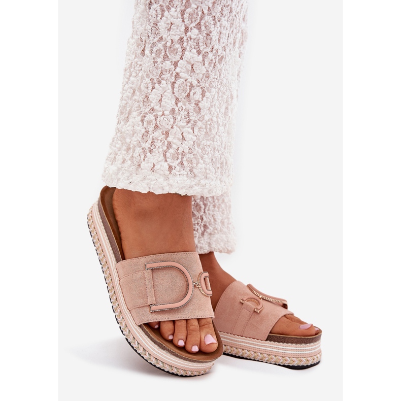 Boto Flip Flip Flip Flip en la plataforma con un adorno Pink Daphira rosado 1