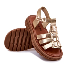 Sandalias de niñas con un detalle decorativo de oro dorado 3