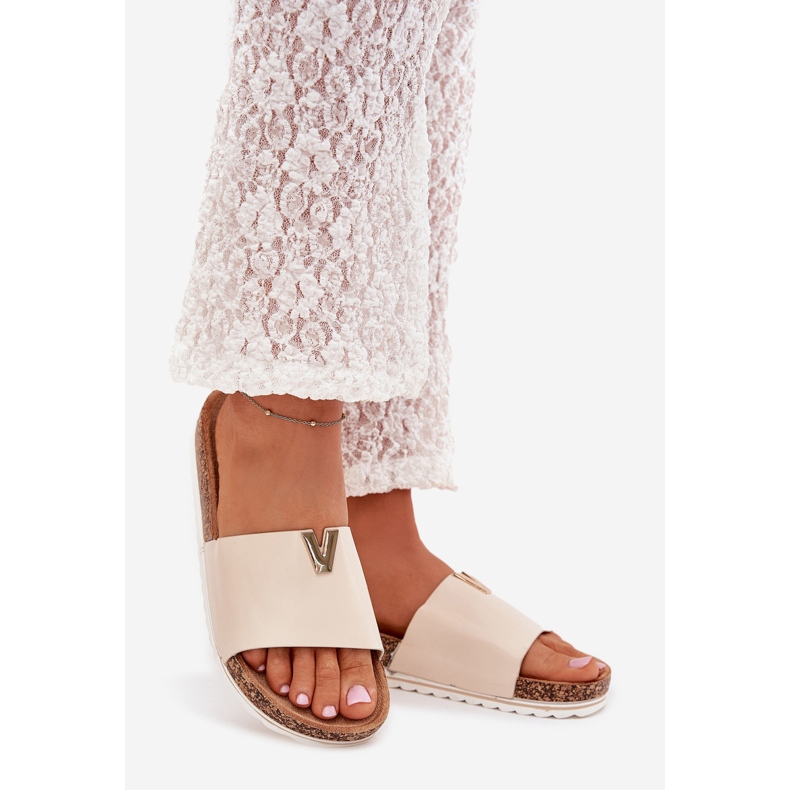 Boto Flip Flip Flip Flip en una plataforma de corcho con detalle decorativo Beige Vessira 1