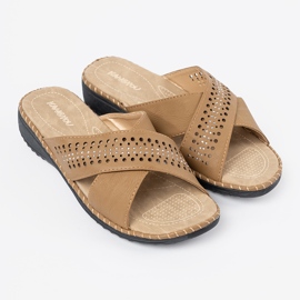 Shelvt Chanclas beige con un acabado a puente 2 Shelvt Chanclas beige con un acabado a puente 2