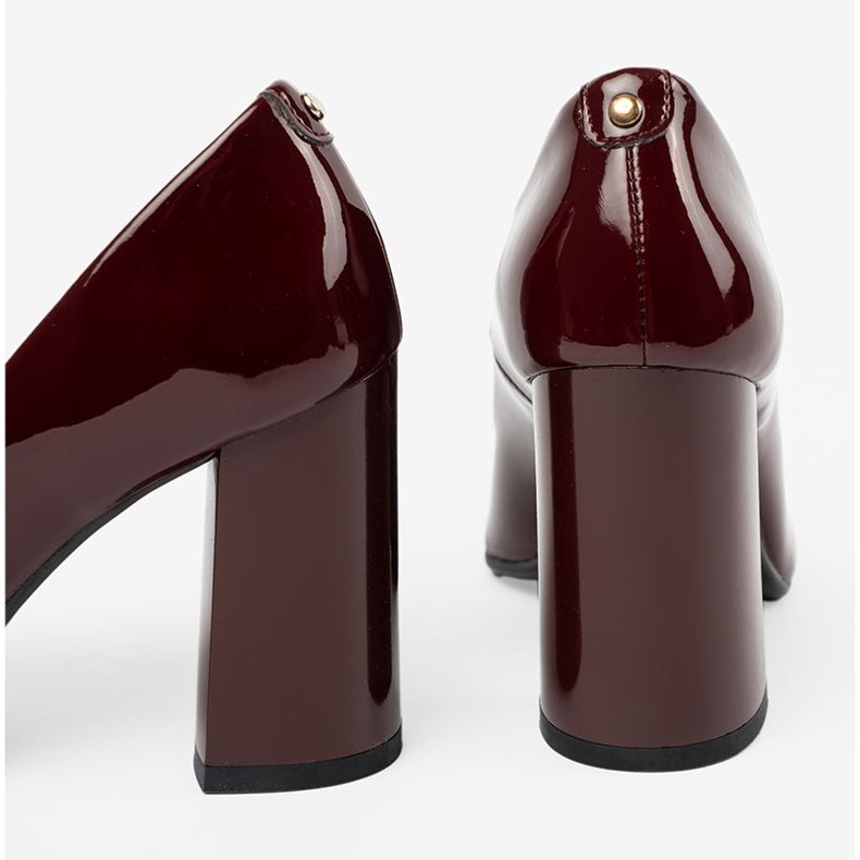 Shelvt Bombas barnizadas en el poste de Borgoña rojo 2 Shelvt Bombas barnizadas en el poste de Borgoña rojo 2