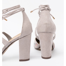 Shelvt Bombas atadas con un patrón floral gris 1 Shelvt Bombas atadas con un patrón floral gris 1