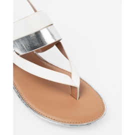 Shelvt Sandalias blancas y plateadas con un cinturón ancho multicolor 5