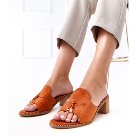 Flip marrón -Flops en el adorno de abedul 1 Flip marrón -Flops en el adorno de abedul 1