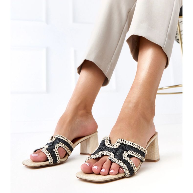 Flip de crochet negro en el poste de Samita 1 Flip de crochet negro en el poste de Samita 1