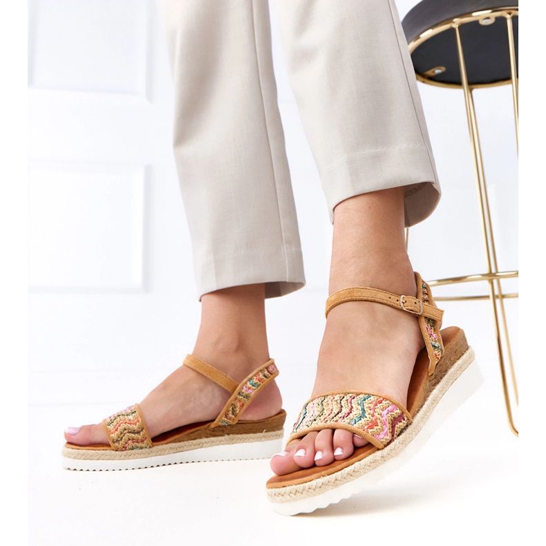 Sandalias de crochet marrones en la cuña de versala marrón 2