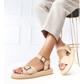 Sandalias beige con una hebilla en la barra de Mirkas 2