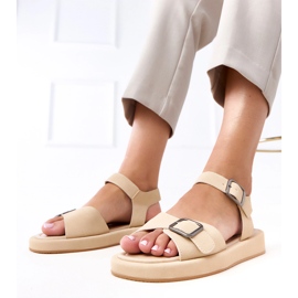 Sandalias beige con una hebilla en la barra de Mirkas 1