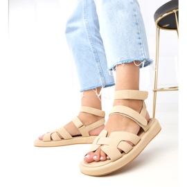 Sandalias beige sujetas con cubos de maimuna 3