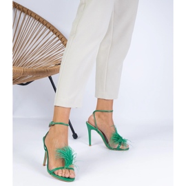 Sandalias verdes en un alfiler con plumas 4