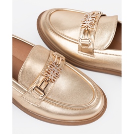 Mocasines dorados de mujer con estilo. 5