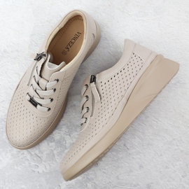 Vinceza Zapatos de cuero para mujeres perforados en cuñas beige vincza 79565 1 Vinceza Zapatos de cuero para mujeres perforados en cuñas beige vincza 79565 1