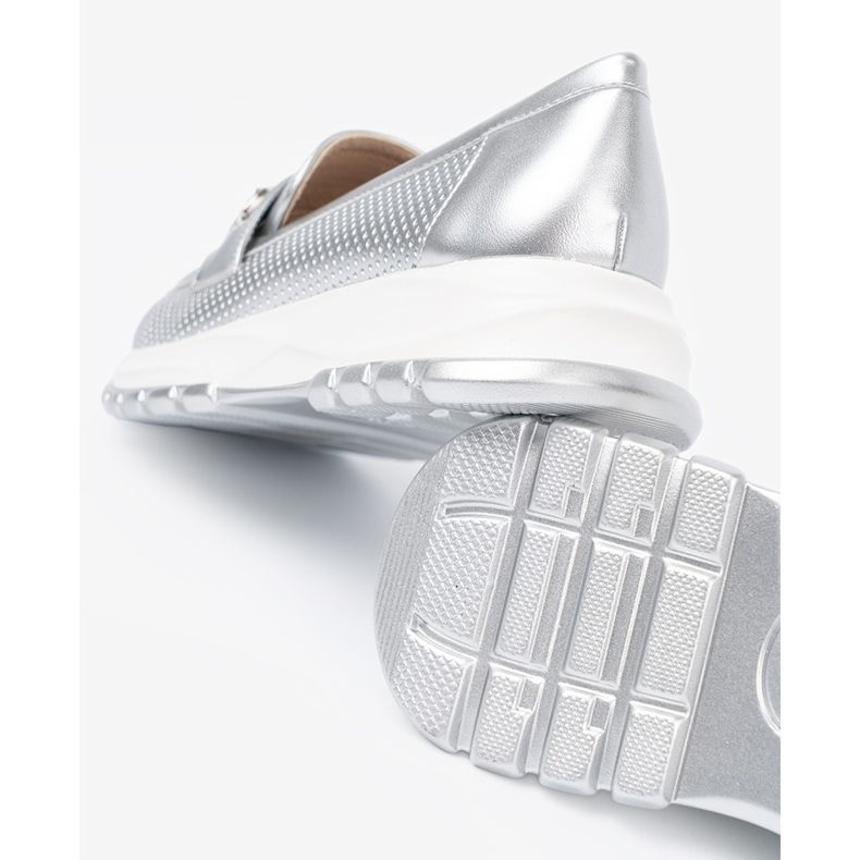 Shelvt Mocasines de plata con un elemento dorado decorativo 2 Shelvt Mocasines de plata con un elemento dorado decorativo 2