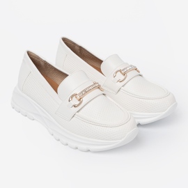 Shelvt Mocasines blancos con un elemento dorado decorativo. 4