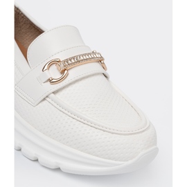 Shelvt Mocasines blancos con un elemento dorado decorativo. 1