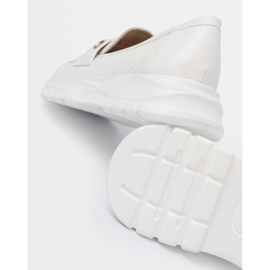 Shelvt Mocasines blancos con un elemento dorado decorativo. 2 Shelvt Mocasines blancos con un elemento dorado decorativo. 2