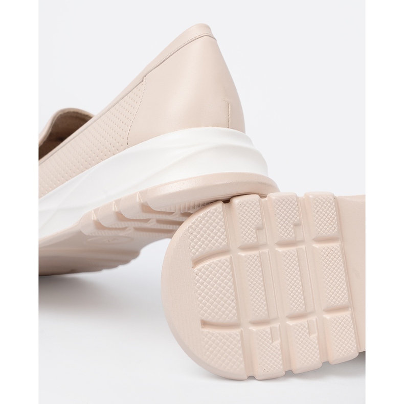 Shelvt Mocasines beige ligeros con un elemento dorado decorativo 2 Shelvt Mocasines beige ligeros con un elemento dorado decorativo 2