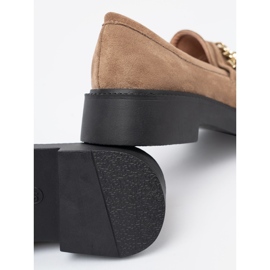Shelvt Mocasines beige con una cadena de oro. 1