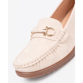 Shelvt Mocasines de cuña beige con una cadena decorativa 1