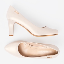 Bombas beige en el poste de Sergio Leone 2