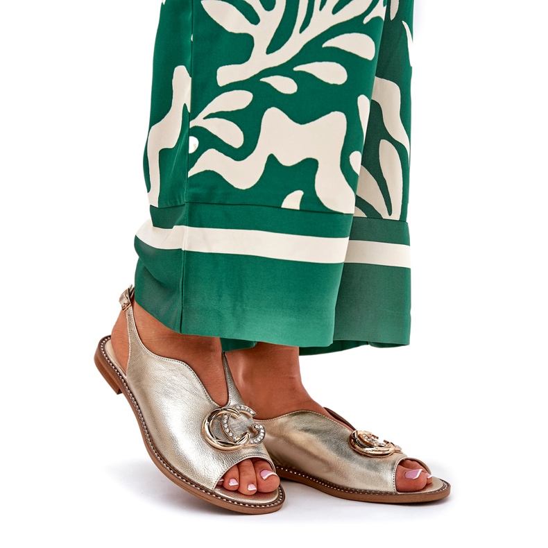 Sandalias de cuero de ceñada plana con la decoración de Laura Messi 2865 Zlotys dorado 1