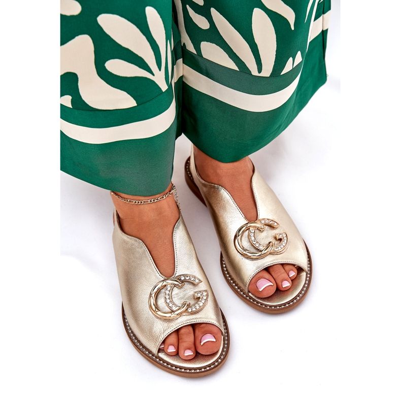 Sandalias de cuero de ceñada plana con la decoración de Laura Messi 2865 Zlotys dorado 3