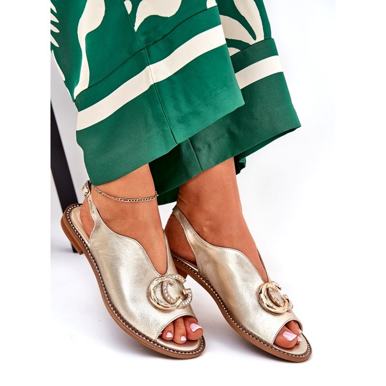 Sandalias de cuero de ceñada plana con la decoración de Laura Messi 2865 Zlotys dorado 4