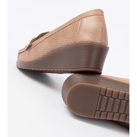 Shelvt Zapatos beige con decoración dorada 1 Shelvt Zapatos beige con decoración dorada 1