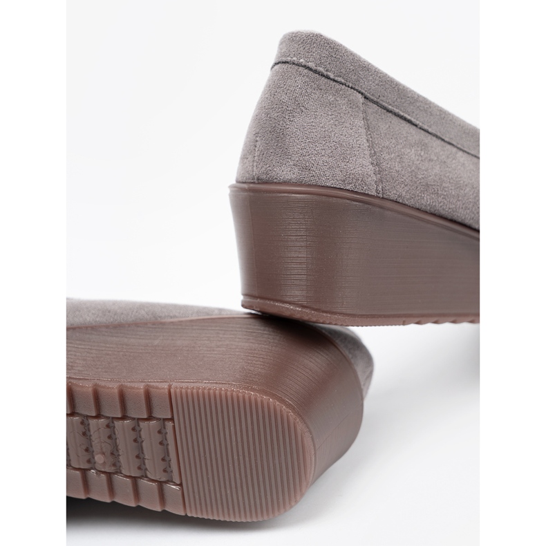 Shelvt Zapatos grises con un oso de peluche dorado 1