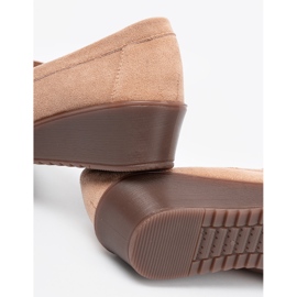 Shelvt Zapatos beige para cuñas de gamuza 2