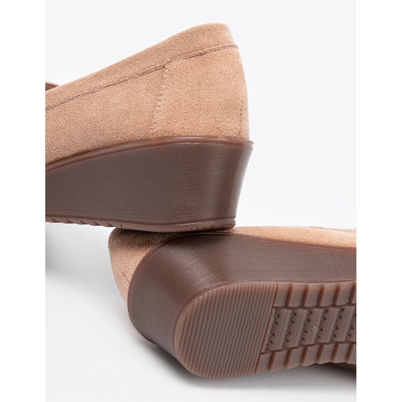 Shelvt Zapatos beige para cuñas de gamuza 2