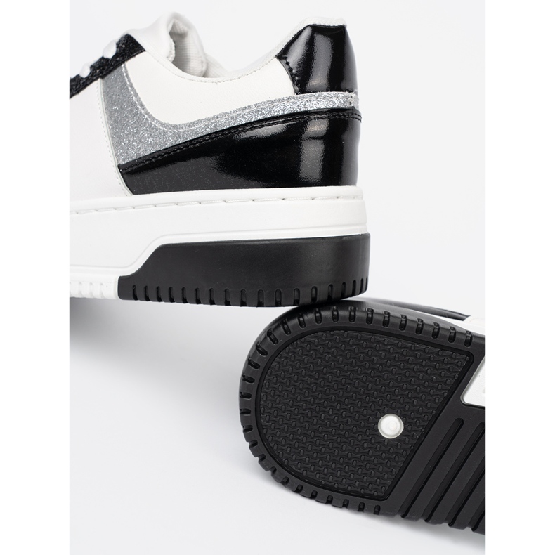 Shelvt Zapatillas de deporte en blanco y negro con detalles plateados brillantes 1