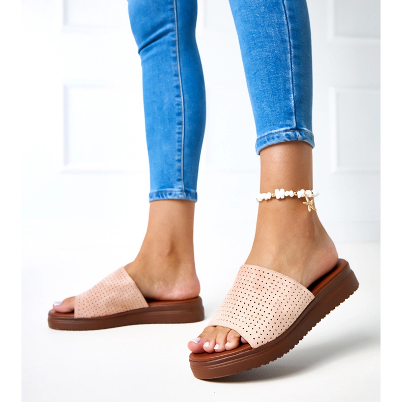 Zapatillas casa rosas con pala calada de Idabel rosado 2