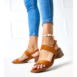 Sandalias marrones en el post Yakota marrón 1