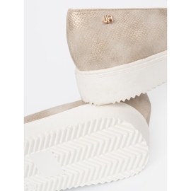 Shelvt Mocasines dorados con un detalle de joyería en el frente 1