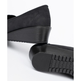 Shelvt Zapatos de cuña negras con un adorno negro 1