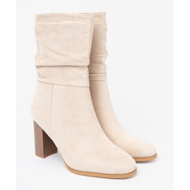 Shelvt Botas beige ligeras con una parte superior arrugada y talón 2