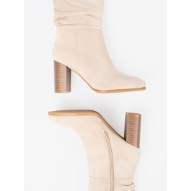 Shelvt Botas beige ligeras con una parte superior arrugada y talón 4