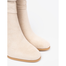 Shelvt Botas beige ligeras con una parte superior arrugada y talón 5