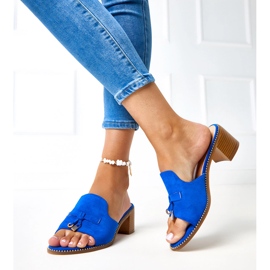 Chanclas azules con un adorno en el cinturón de garien 4