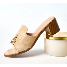 Beige flop -flops en el adorno de abedul 4