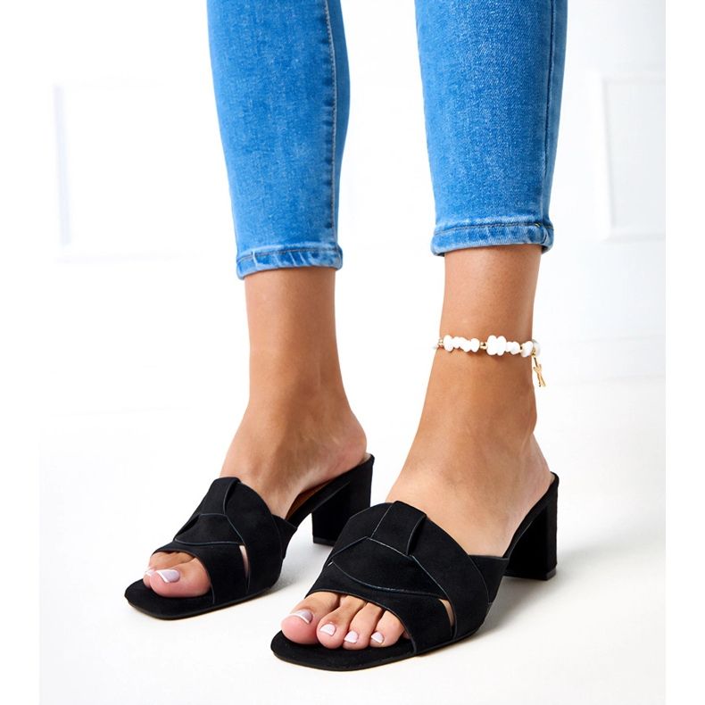 Flips clásicos negros en el Risana Ekozamszu Post 2