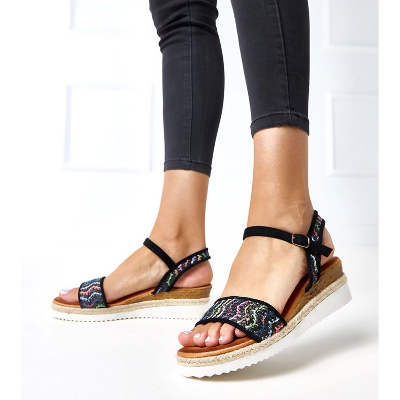 Sandalias de crochet negras en Versala Wedge negro 2 Sandalias de crochet negras en Versala Wedge negro 2