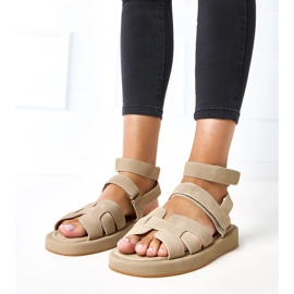 Sandalias beige oscuras sujetas con cubos de maimuna verde 1