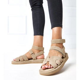 Sandalias beige oscuras sujetas con cubos de maimuna verde 2