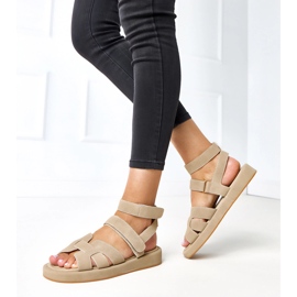 Sandalias beige oscuras sujetas con cubos de maimuna verde 3