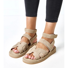 Sandalias beige oscuras sujetas con cubos de maimuna verde 4