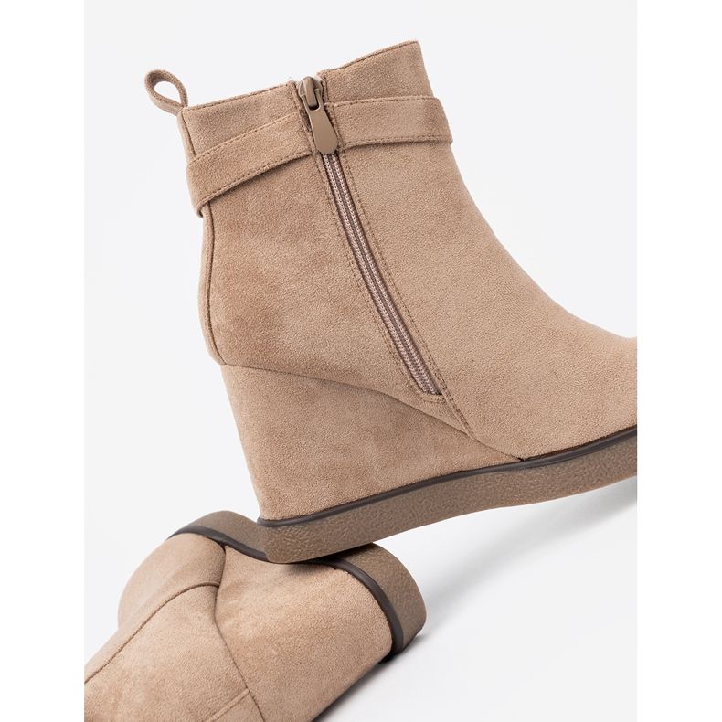 Shelvt Botas beige en una cuña con una hebilla decorativa 1 Shelvt Botas beige en una cuña con una hebilla decorativa 1