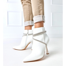 Botas blancas en un tacón alto decorado con circones de fantaro blanco 1